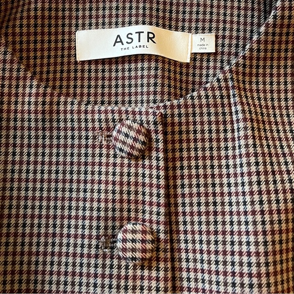 ASTR the label Women Gisselle Crewneck Vest and tailored short set medium plaid - Picture 7 of 13